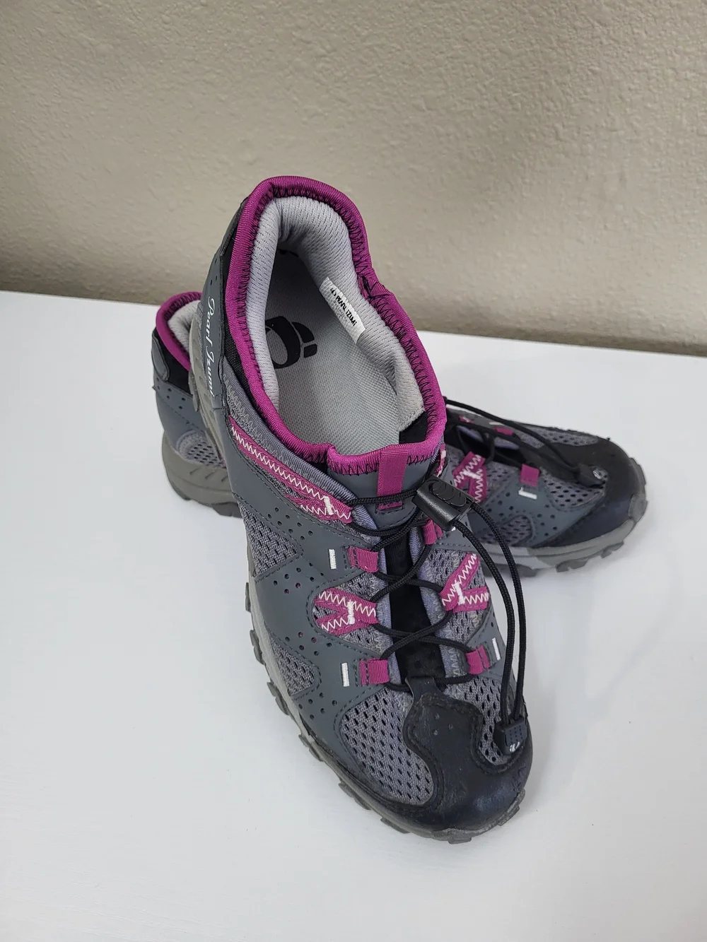 Pearl Izumi Gray and Pink Women's Trail Shoes Size 9